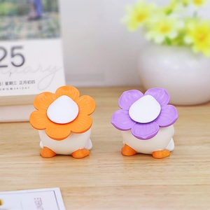 Figurines de canards mignons avec chapeaux fleurs sur bureau pour décor bureau et voiture