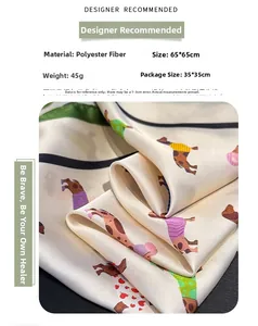 Detailweergave van de 65x65cm polyester zijden sjaal met kleurrijke teckel dierenprint