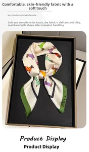 Macro-opname van zijden sjaal met teckelprint van gladde en kreukvrije zijdeachtige stof