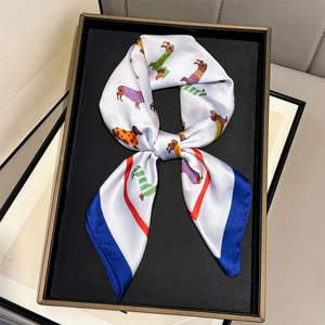 Seidiges quadratisches Halstuch mit Dackel-Print und dunkelblauem Rand auf dem Tablett