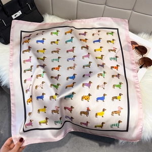 Flache Darstellung von Seidenschal mit bunten Dackel-Prints, rosa Rand und Accessoires