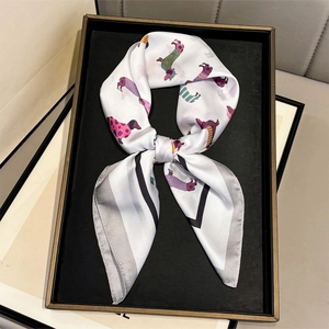 Detailaufnahme von buntem Dackel-Print auf weißem Seidenschal mit Satin-Glanz