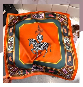 Mise à plat d'un foulard en soie vintage à motif zébré orange et vert avec accessoires
