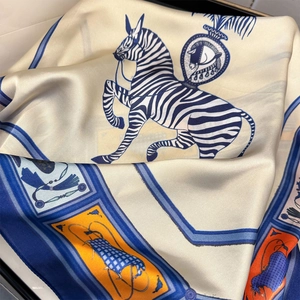 Détail macro d'un foulard en soie à imprimé zèbre avec motifs de harnais et texture satin