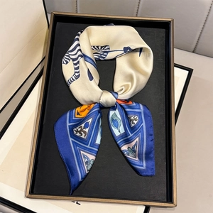 Élégant foulard en soie à motif zèbre et dessins géométriques sur un plateau