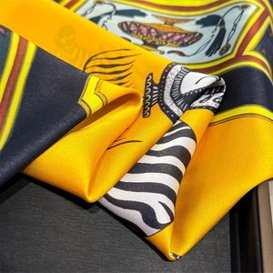 Gros plan d'un foulard en soie à motif zébré montrant la texture satinée luxueuse