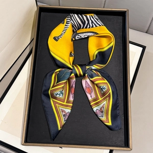 Gros plan d'un foulard en soie zébré aux illustrations artistiques jaune et noir