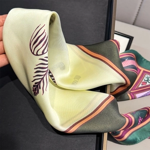 Gros plan d'un foulard en soie à imprimé zèbre avec motifs exotiques et texture lisse