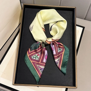 Carré en soie avec imprimé zèbre et motifs floraux rétro sur un plateau élégant