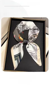 Gros plan détaillé d'un foulard en soie de luxe avec imprimé artistique et texture satinée