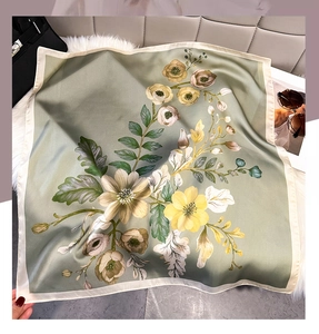 Dettaglio del foulard quadrato in seta con stampa floreale e finitura in raso su pelliccia