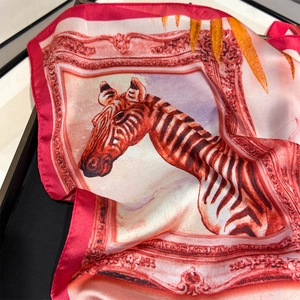Détail d'un foulard en soie avec imprimé zèbre artistique et bordure rouge luxueuse