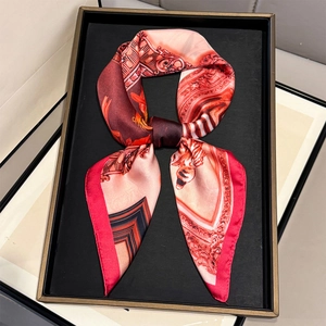 Gros plan d'un foulard en soie de luxe avec imprimés de palais vintage sur plateau noir