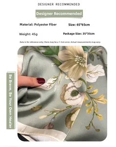 Dettaglio del foulard 65x65cm con stampa floreale e trama liscia in poliestere lucido