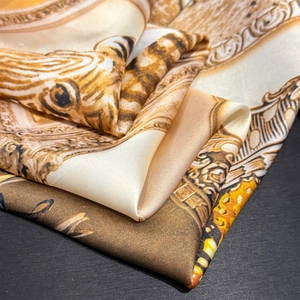 Gros plan sur un foulard en soie champagne avec motifs baroques et imprimé tigre