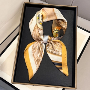Foulard en soie style baroque avec imprimé papillon et bordure jaune sur plateau