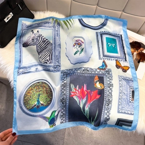 Carré de soie artistique à fleurs avec accessoires de luxe sur fond en peluche douce