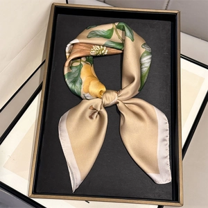 Sciarpa in seta stile francese con rose gialle su un vassoio per gioielli elegante