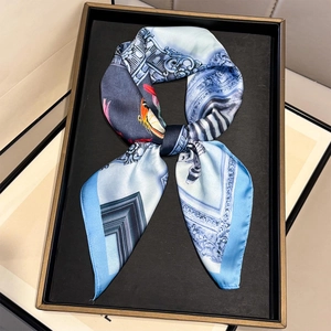 Foulard en soie de style français avec motifs baroques en bleu ciel et gris graphite