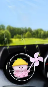 Détail du désodorisant voiture cochon rose avec hélice rotative sur clip d'aération