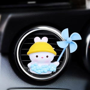 Détail d'un ornement de voiture lapin avec moulin à vent bleu sur la grille d'aération