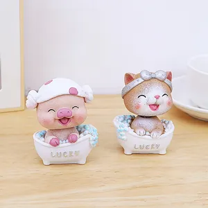 Gros plan de figurines d'animaux mignons dans un bain moussant pour bureau