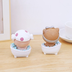 Vue arrière de petits chatons mignons dans une baignoire pour décoration de bureau
