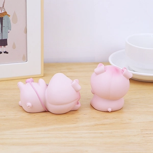 Vue détaillée de deux figurines de cochons roses sur un bureau en bois, ambiance zen