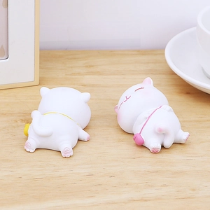 Vue détaillée de deux figurines de chat en résine pour décoration de bureau mignonne