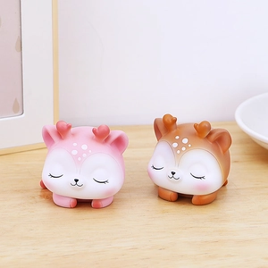 Détails macro de figurines de cerf en résine dormant avec bois en forme de cœur
