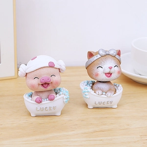 Figurines mignonnes chat et cochon dans une baignoire bleue pour décor de bureau