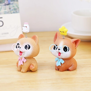 Primer plano de lindas figuras Shiba Inu de escritorio con cabeza de resorte y adornos