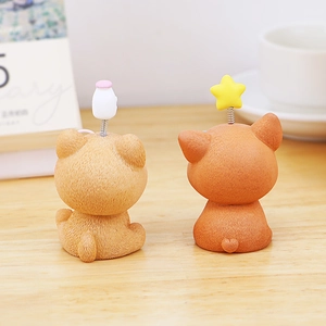 Detalle de lindas figuras de perros con resortes metálicos y adornos de estrellas