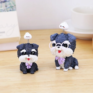 Primer plano de lindas figuras de Schnauzer con lazos púrpuras y cabezas de resorte