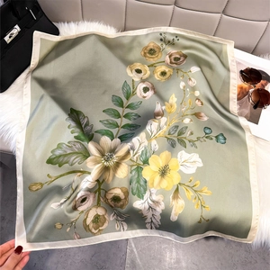 Elegante foulard in seta verde-grigio con fiori gialli e ampi bordi color crema