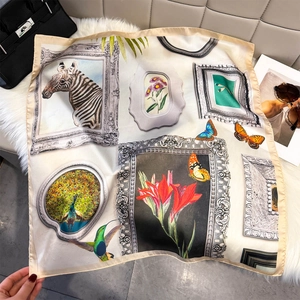 Carré en soie de luxe français avec imprimés artistiques d'animaux et de fleurs