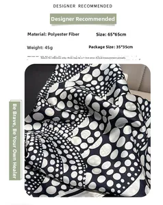 Dettaglio del foulard in seta a pois artistici con dimensioni 65x65cm e trama liscia
