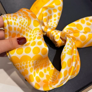 Sciarpa artistica in seta gialla con pois irregolari e finitura satinata lucida