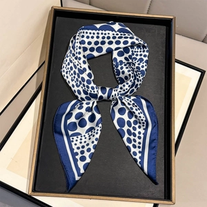 Sciarpa artistica in seta a pois da donna blu e bianca in confezione regalo di lusso