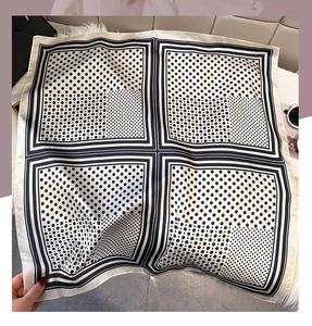 Carré de soie noir et blanc à pois avec des accessoires de mode élégants disposés