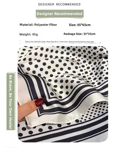Gros plan du foulard en soie 65x65cm à pois avec bords rayés et texture lisse