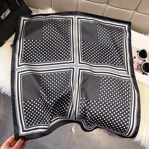 Carré de soie à pois noir et blanc, accessoire élégant pour femme, style printanier