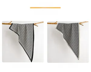 Dettaglio del motivo geometrico e del bordo fine su foulard di seta minimalisti