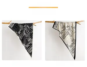 Detail von Vintage-Paisley-Halstüchern in Schwarz und Weiß an einem rustikalen Holzzweig