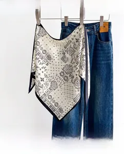 Detailansicht eines Seidenschals mit Paisley-Muster und glatter Textur