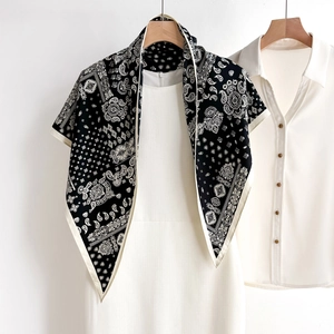 Klassisches Seidentuch mit schwarz-weißem Paisley-Muster und weißem Rand, hängend drapiert