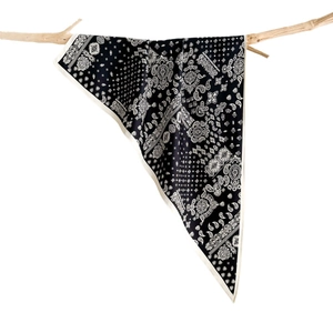 Vintage Seidenschal mit Paisley-Muster in Schwarz, elegant an einem Ast präsentiert