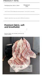 Détail d'un foulard en soie 53x53cm à motif papillon assorti à des accessoires