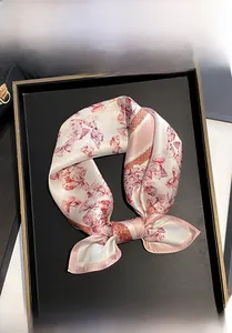 Détail d'un foulard 100% soie de mûrier à imprimé papillon sur un plateau de présentation