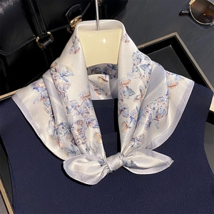 Foulard élégant en soie à imprimé papillon noué en boucle sur un col en tricot